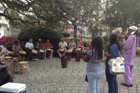 Locals maken muziek in het Louis Armstrong park
